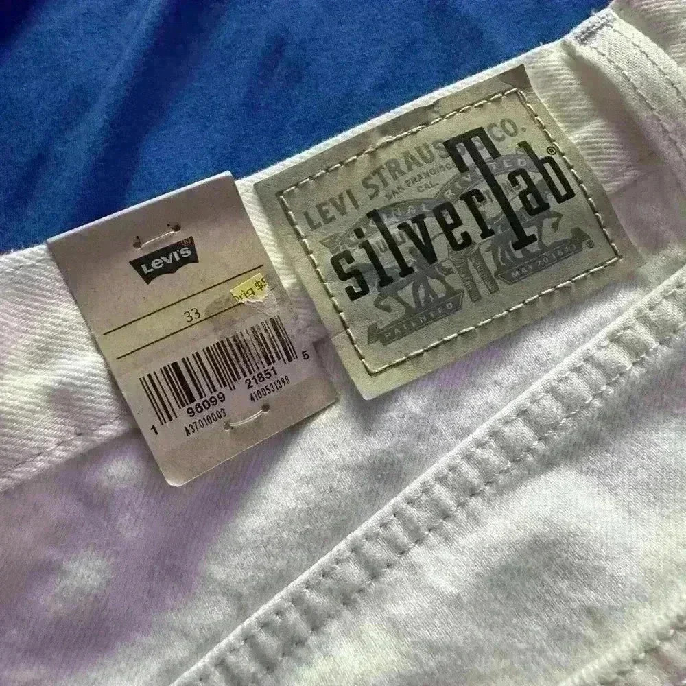 Levi's silver tab high-waisted mom shorts; white size 33; 100% cotton summer - Picture 3 of 4